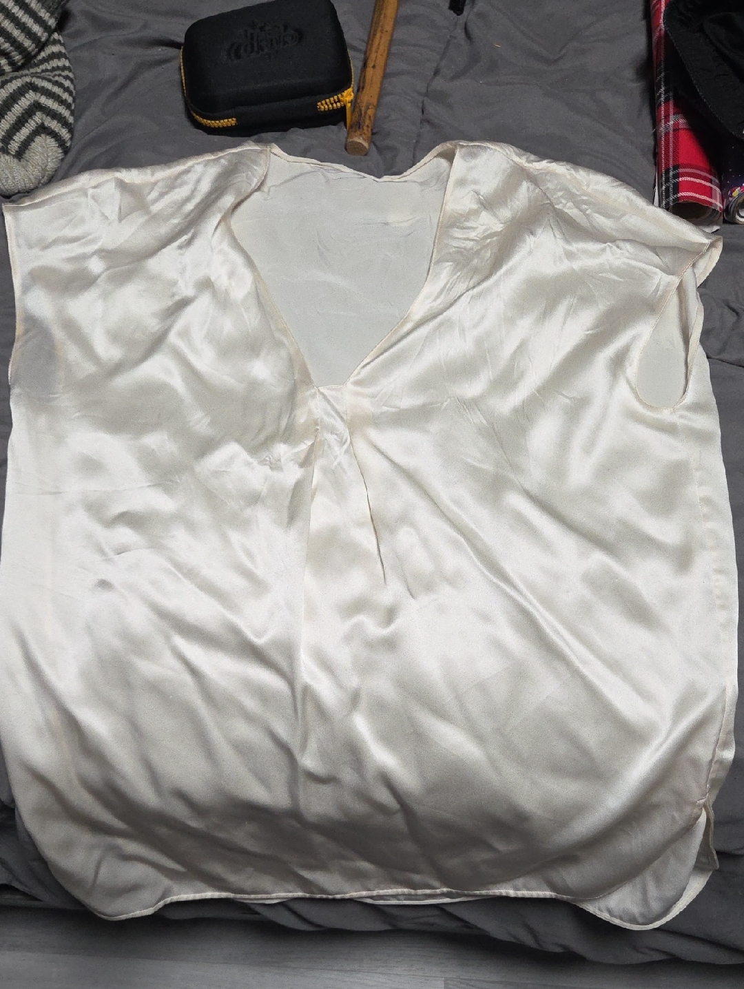 Vince Silk V-Neck Cap Sleeve Blouse In Ivory